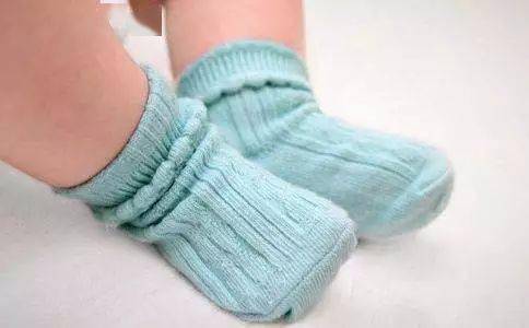 寶寶秋冬睡覺(jué)要不要穿襪子？?jī)嚎茖?zhuān)家告訴你真相