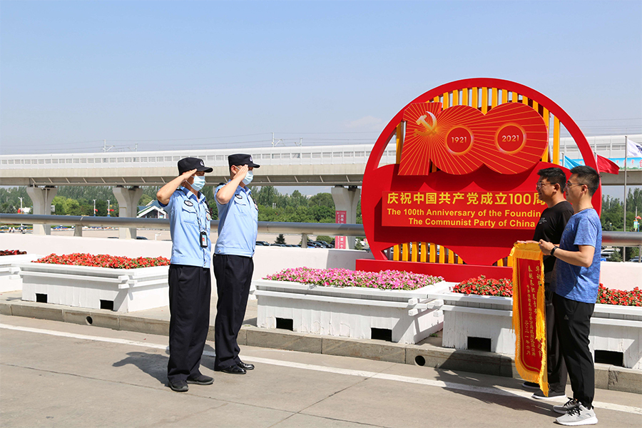 我們被警察叔叔表白了！(圖1)